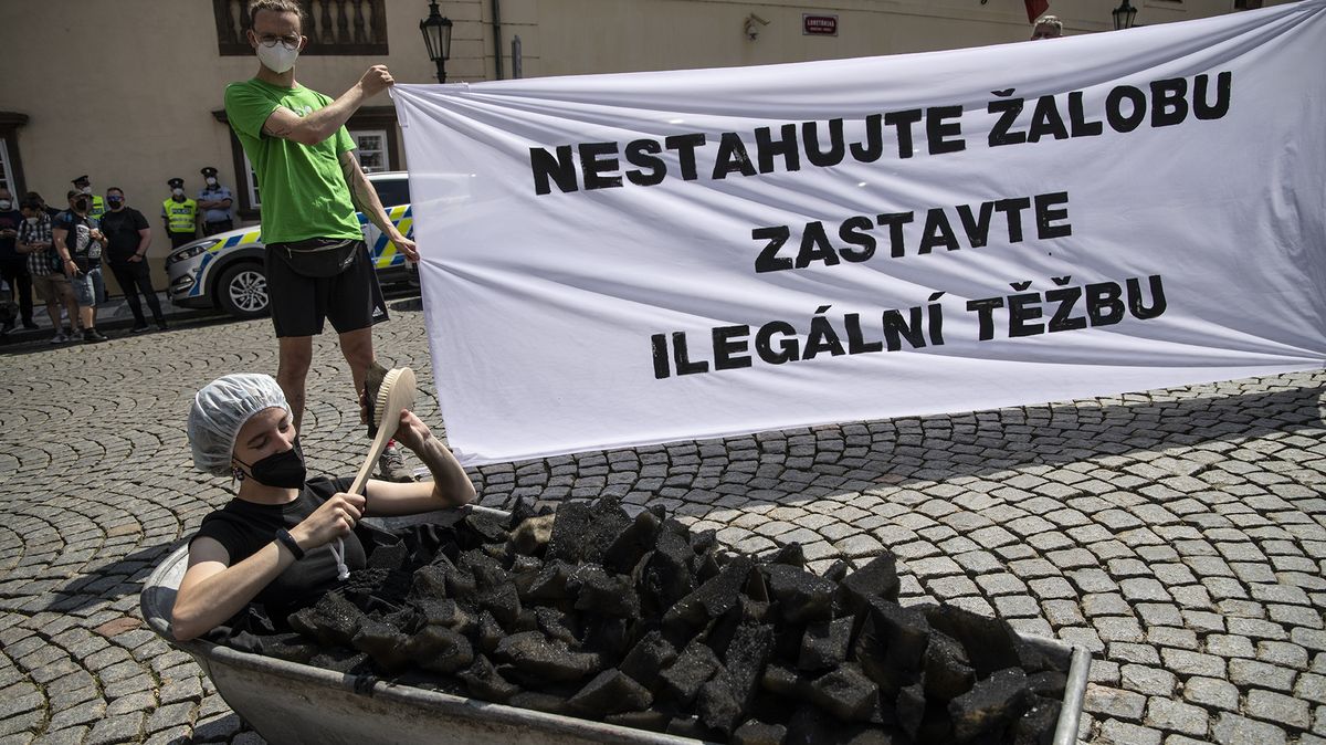 Neustupujme, mají volby, zní z Varšavy po českém návrhu uhelné pokuty